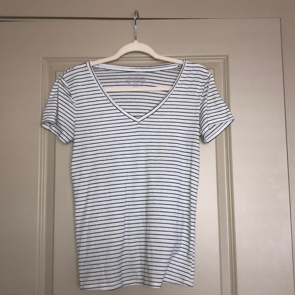 kohl’s black and white striped tee 🦋